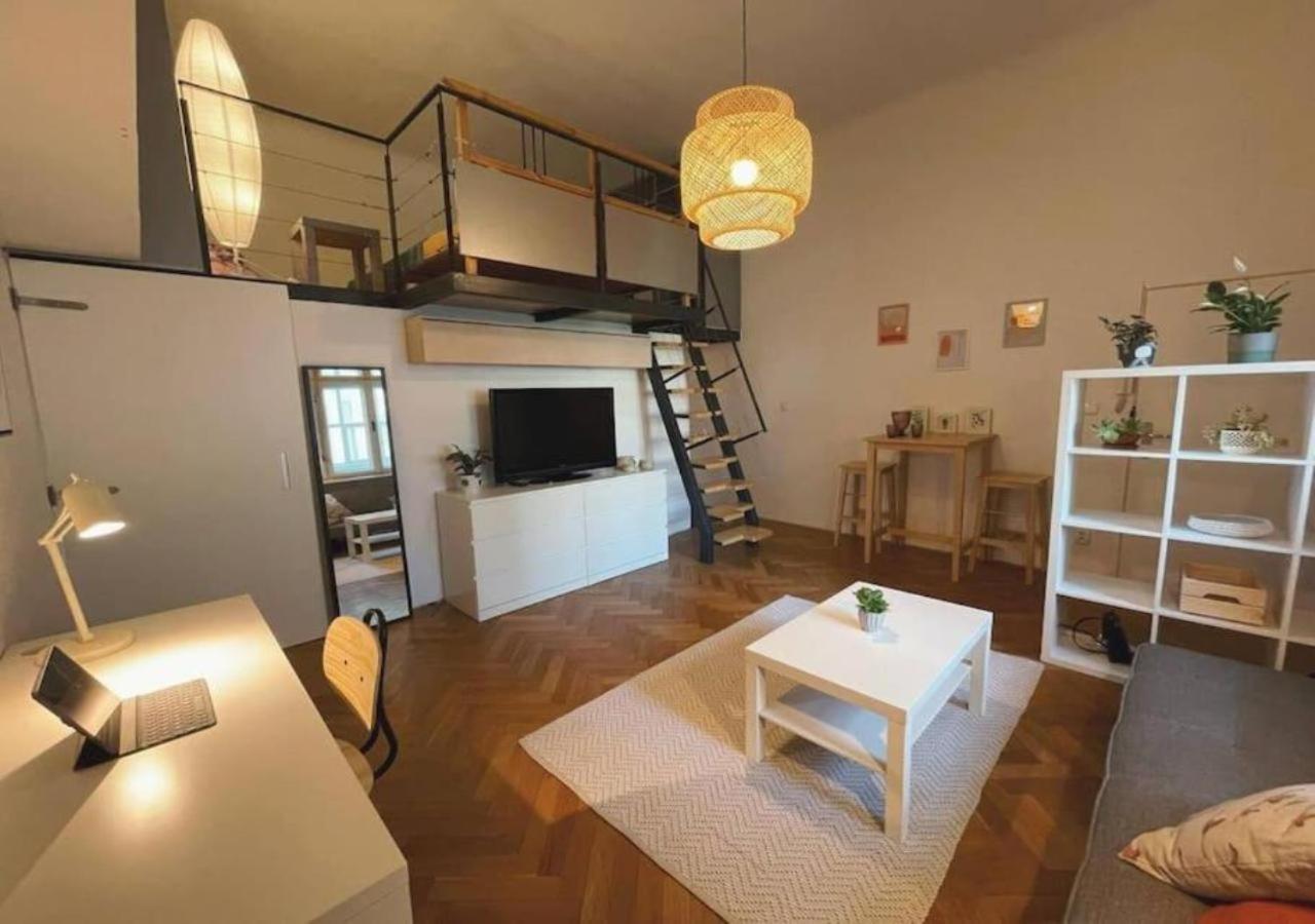 Netradicny Apartman V Centre Bratislava Bagian luar foto