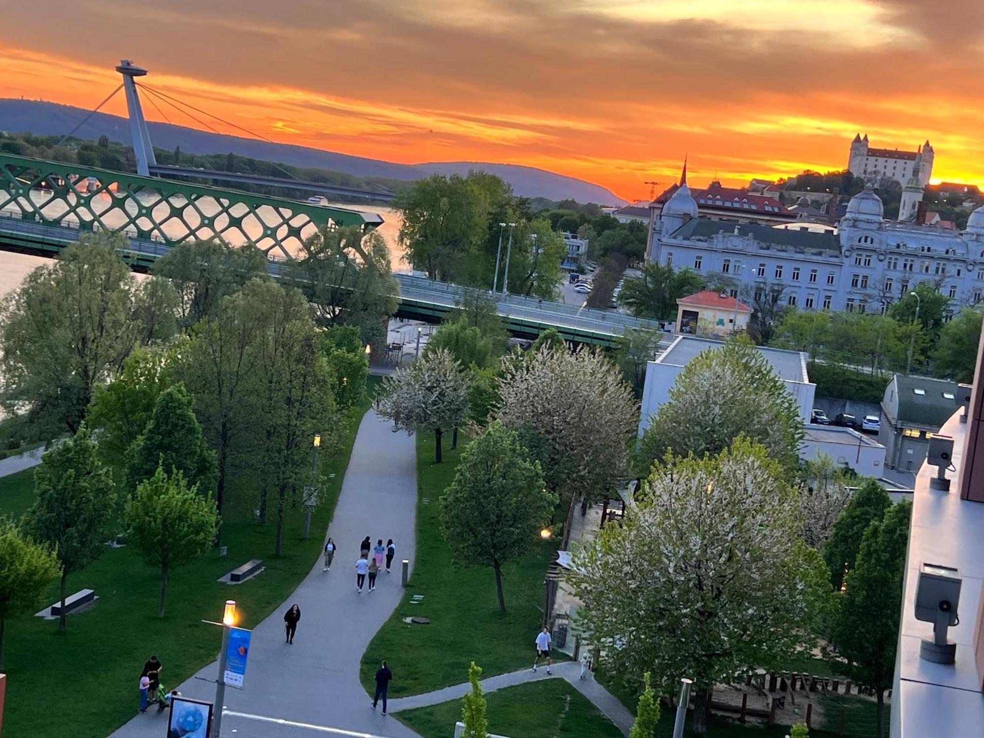 Netradicny Apartman V Centre Bratislava Bagian luar foto